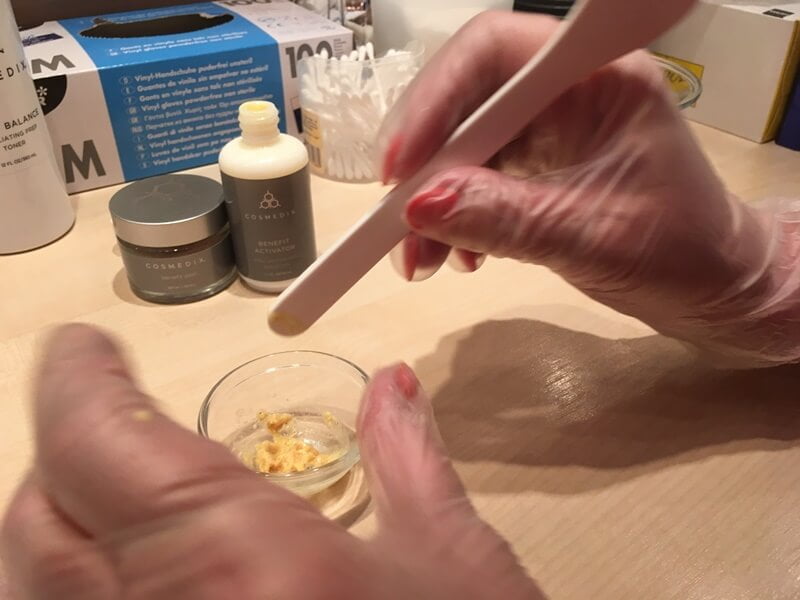 Na 3 Weken Minder Rimpels met Cosmedix & De Peeling bij New Eden Skincare 9 Ingrid maakt peeling klaar