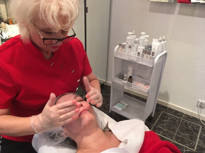 Na 3 Weken Minder Rimpels met Cosmedix & De Peeling bij New Eden Skincare 10 peeling cosmedix wordt aangebracht