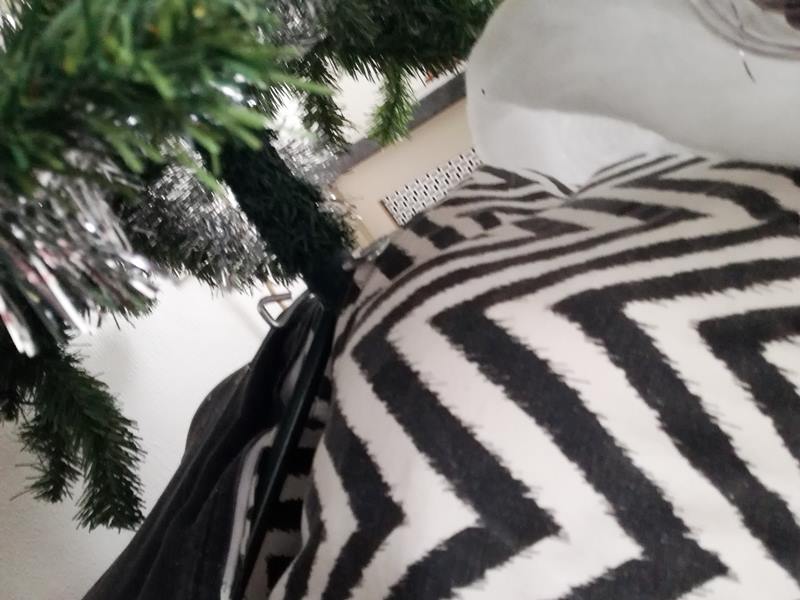 KeeK op de WeeK 49- Zo zit de Kat in de Boom & Zo valt je Kerstboom Niet Meer Om 8 zakken onder kerstboom