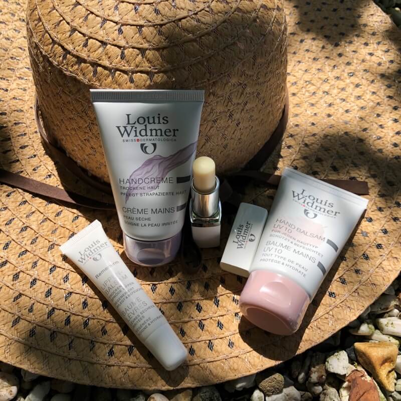 Hands Up & Love your Lips… Hoogwaardige dermatologische verzorging, voeding én UV-bescherming voor de tere huid van de handen en lippen tijdens de zomermaanden. 4 Hands Up & Love your Lips… Hoogwaardige dermatologische verzorging, voeding én UV-bescherming voor de tere huid van de handen en lippen tijdens de zomermaanden. 3 lips Hands Up & Love your Lips… Hoogwaardige dermatologische verzorging, voeding én UV-bescherming voor de tere huid van de handen en lippen tijdens de zomermaanden.